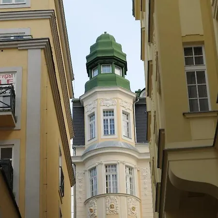Luxurious Above The Colonade Apartment