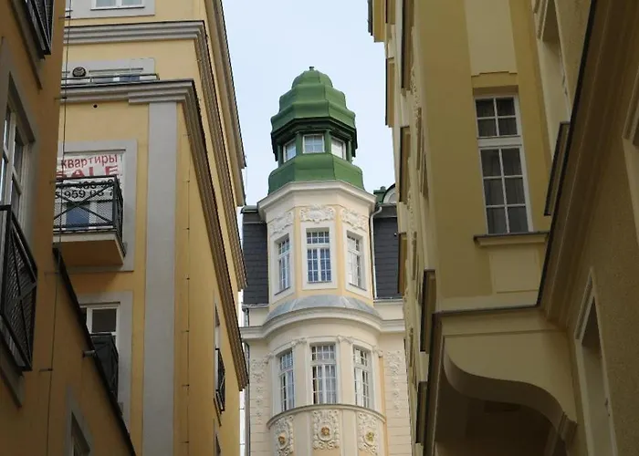 Luxurious Above The Colonade Apartment